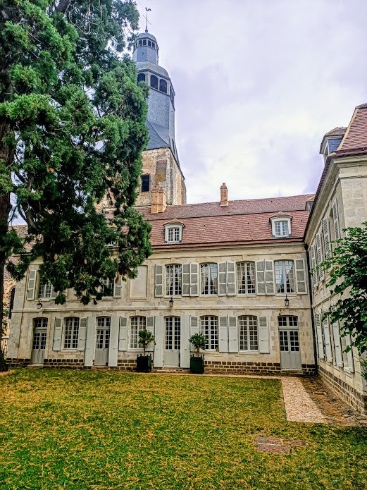 Accolé à l’abbatiale, le collège est un ensemble historique qui a été restauré par Stéphane Bern